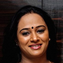 安奴帕瑪·庫瑪爾 - 三角畸戀演員 飾演Manju Kakkad