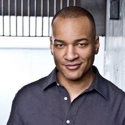 Michael Kinney 飾演 Santa