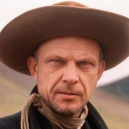 Klaus Grünberg 飾演 Adam Saxon