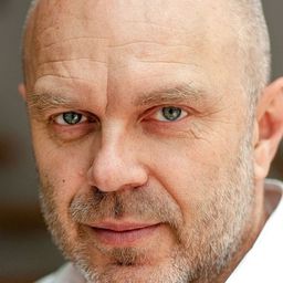 Attila Borlan 飾演 SS officer