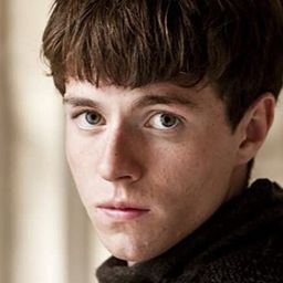 艾爾菲·史都華 - 偷天駭客演員 飾演Teebs