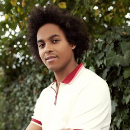 Plínio Fernandes 飾演 Self - Solo Guitarist