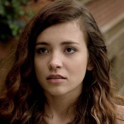 Helen Woigk 飾演 Nona