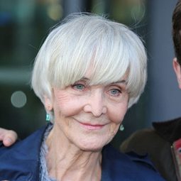 席拉·漢克 飾演 Grandma