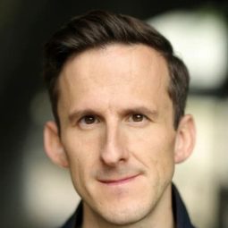 Adam Brown 飾演 Ori