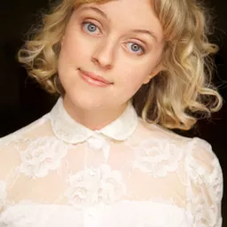 Sylvia Panacione 飾演 Alice