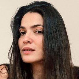 Maria Manoella - 我依然在此演員 飾演Veroca