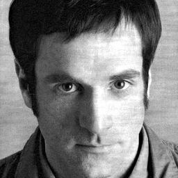 Cédric Noël 飾演 Young Priest