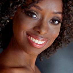 Tetchena Bellange 飾演 Karaoke Singer