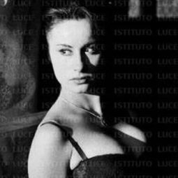 Ombretta De Carlo 飾演 