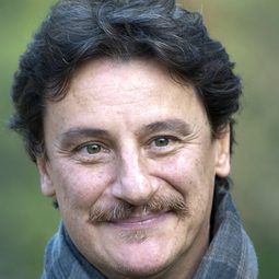 Giorgio Tirabassi - 黑夜的偽裝演員 飾演Roberto Salvo