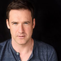 Lane Edwards 飾演 Alex