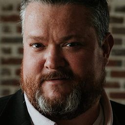 崔西·古德 飾演 Brady Owens