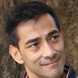 Raymond Bagatsing 飾演 Dr. Carl (segment "Uyayi")