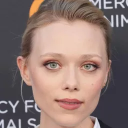 伊凡娜莎克諾 飾演 Viktoriya 'Vik' Malikova