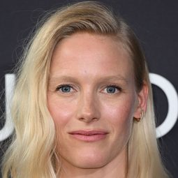 蘿拉·伯恩 - 重整出擊演員 飾演Sarita