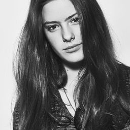 Claudia Vega 飾演 Eva