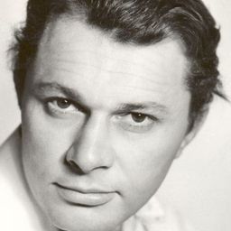 柏格茲·比萊夫斯基 飾演 Capt. Mieczysław Słaby, Medical Officer