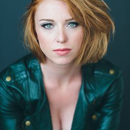 Perrie Voss 飾演 Elena