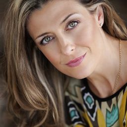 賈妮爾·貝利 飾演 Mother