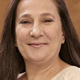 莎賽德·塔沙納 飾演 Elmas