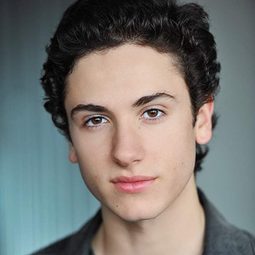Teo Halm 飾演 Alex (13 yrs)