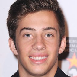 吉米·班奈特 - 他是個惡霸，查理·布朗演員 飾演Rerun (voice)