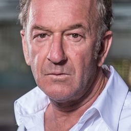 Luan Jaha 飾演 Stjefen