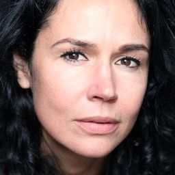 Catherine Wilkening 飾演 Annick Riffaud