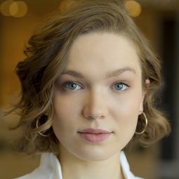 Madison Pullins 飾演 Raelynn