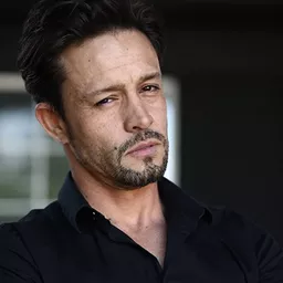 David Villada 飾演 Byron