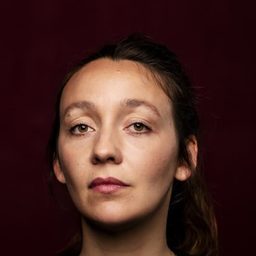 Ginger Romàn 飾演 Marie Pagès