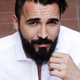 Blerim Destani 飾演 Vlado