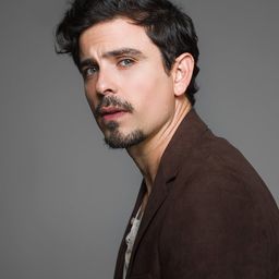 豪爾赫·路易斯·莫雷諾 飾演 Charlie