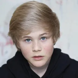 Casey Simpson 飾演 Boy