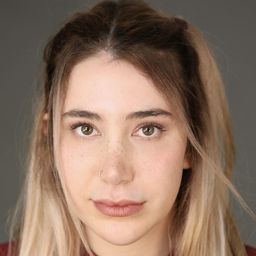 Emma Raimi 飾演 River