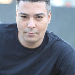 Andrew Ayala - 丹尼爾不是真的演員 飾演Waterfront Security Guard