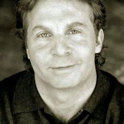 Kenny Rhodes 飾演 Mike