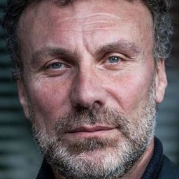 Mario Opinato 飾演 Giuliano Rossini