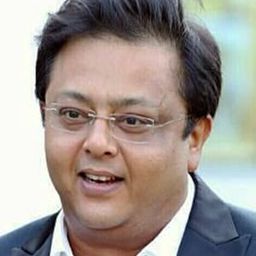 Nitish Pandey 飾演 Anwar