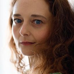 Maya Sarac 飾演 La dame à l'ombrelle jaune