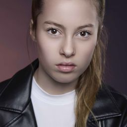 Ella Wejr - 顫懼演員 飾演Peasant Girl