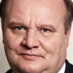 Boris Kamorzin 飾演 Man with Arms in Plaster