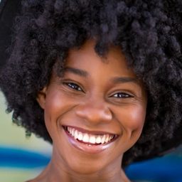 Omono Okojie 飾演 Akimana