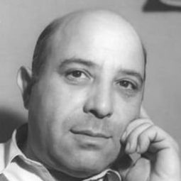 Bobby Barber 飾演 Newsboy (uncredited)