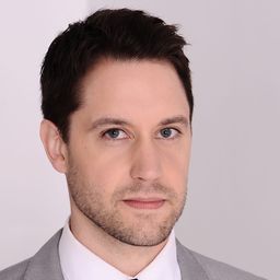 Michael McKiddy 飾演 Brad