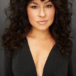 Cali Morales 飾演 Gloria