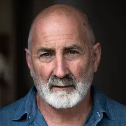 Greg Johnson 飾演 James