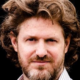 Lisandro Fiks 飾演 Father Jalics