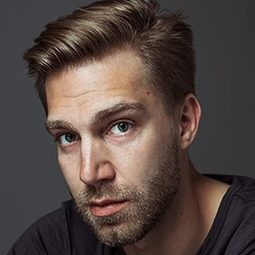 Jarkko Niemi 飾演 Tommi Hiltunen
